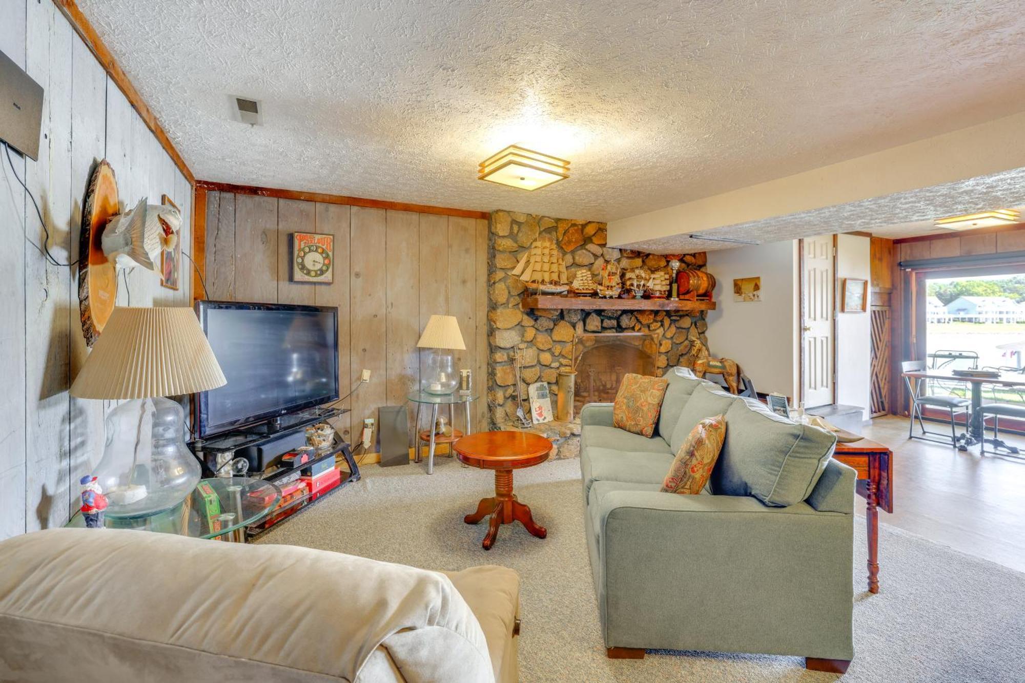 Smith Mountain Lake Retreat With Private Beach! Huddleston Exterior photo